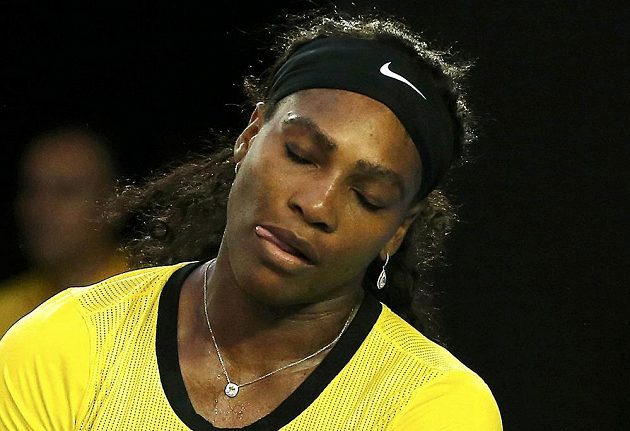 Frustrovaná Serena Williamsová z USA při finále ženské dvouhry na letošním Australian Open.