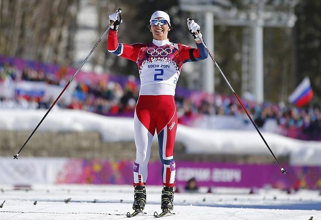 Marit Björgenová se raduje ze svého celkově již čtvrtého zlatého kovu ze Olympijských her.
