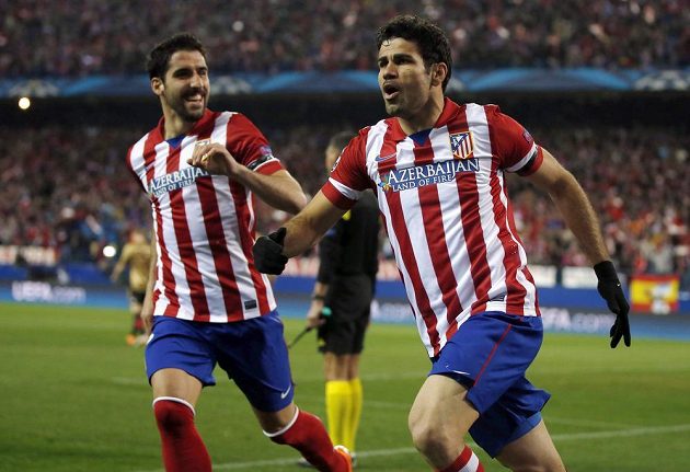 Diego Costa (vpravo) oslavuje se spoluhráčem z Atlétika Raúlem Garcíou svoji trefu do sítě AC Milán.
