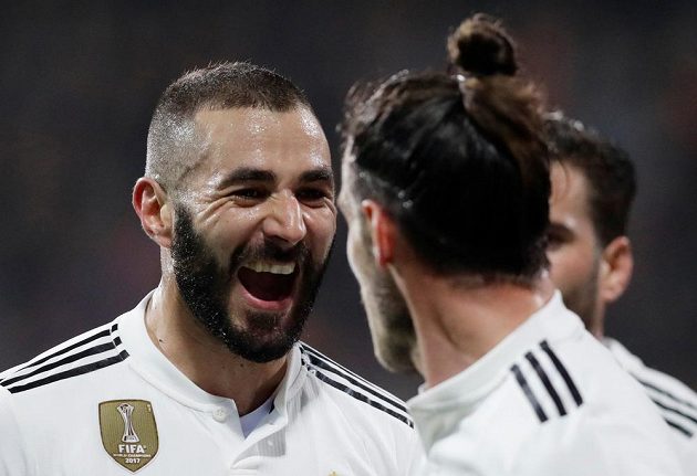 Karim Benzema (vlevo) a Gareth Bale se radují po třetí brance Realu proti Plzni. 