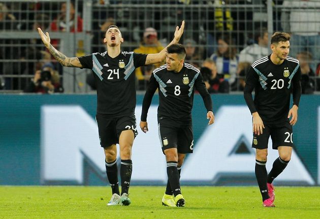 Argentinský fotbalista Lucas Ocampos slaví poté, co vstřelil gól Německu v přípravném utkání. Duel skončil nerozhodně 2:2.