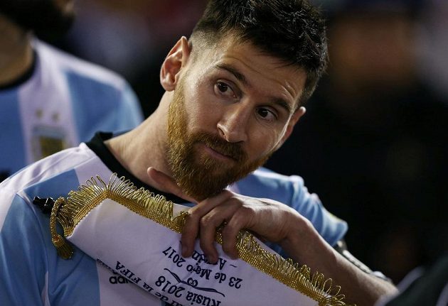 Argentinec Lionel Messi vstřelil v utkání kvalifikace o postup na MS 2018 proti Chile z penalty vítězný gól a mohl mít radost. Před utkáním se ale ještě zvídavě rozhlížel.