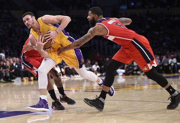 Basketbalisté Washingtonu Wizards (v červeném) vyhráli v NBA na palubovce Los Angeles Lakers.