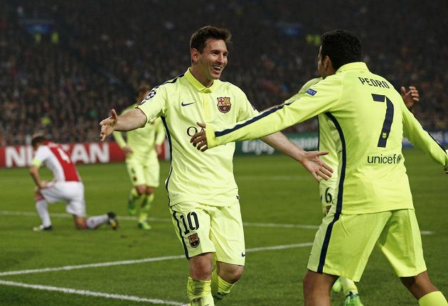 Lionel Messi (vlevo) děkuje spoluhráči z Barcelony Pedru Rodríguezovi, jenž mu skvěle naservíroval míč na druhý gól v utkání LM proti Ajaxu Amsterdam.