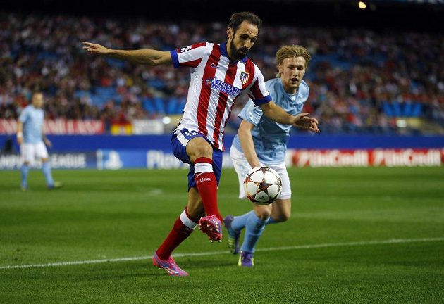 Juanfran Torres z Atlétika Madrid (vlevo) přechází přes Emila Forsberga z Malmö v utkání Ligy mistrů.