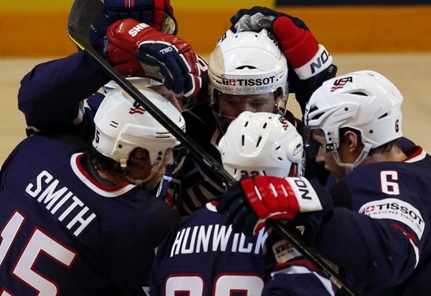 Hokejisté USA slaví první gól proti Finsku, který vstřelil Craig Smith (vlevo).