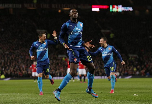 Danny Welbeck z Arsenalu se raduje po rozhodující brance na Old Trafford proti Manchesteru United ve čtvrtfinále FA Cupu.