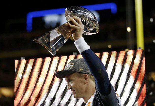 Quarterback Denveru Peyton Manning s Vince Lombardi Trophy po výhře nad Carolinou.