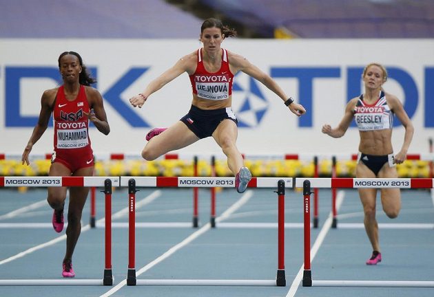 Zuzana Hejnová (uprostřed) na MS v Moskvě jasně dominovala semifinálovému běhu na 400 m překážek. Vlevo Dalilah Muhammadová z USA, vpravo Britka Meghan Beesleyová.