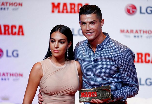 Fotbaista Cristiano Ronaldo má další cenu, tentokrát pro sportovní legendy. Do Madridu si pro ni přijel s partnerkou Georginou Rodriguezovou.