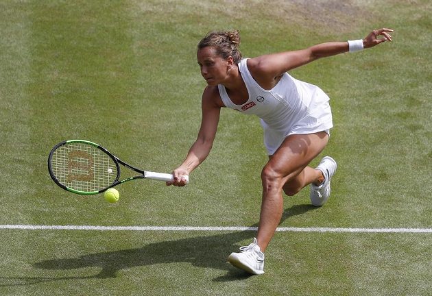 Barbora Strýcová v akci během semifinále Wimbledonu proti americké tenistce Sereně Williamsové.