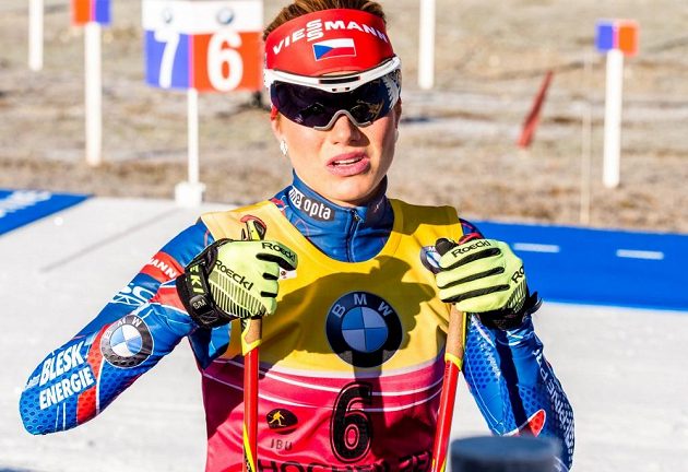 Gabriela Soukalová ve žlutém dresu vedoucí ženy Světového poháru.