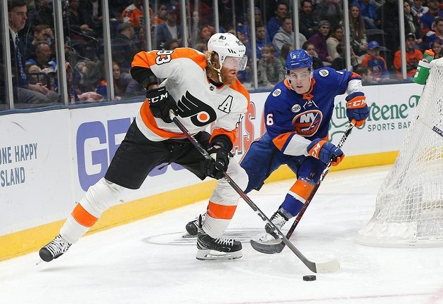 Jakub Voráček z Philadelphie (93) v souboji s obráncem NY Islanders Ryanem Pulockem (6) v utkání NHL.