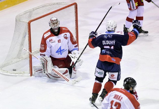 Adam Dlouhý z Chomutova se raduje z gólu. Přihlížejí olomoucký brankář Branislav Konrád a jeho spoluhráč Bruno Mráz.