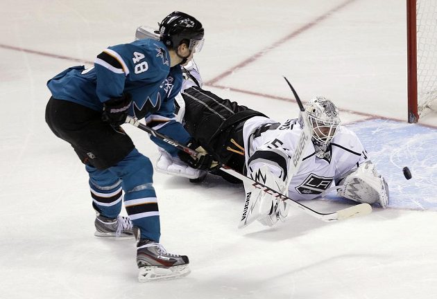 Forvard San Jose Tomáš Hertl se snaží překonat gólmana Los Angeles Bena Scrivense.
