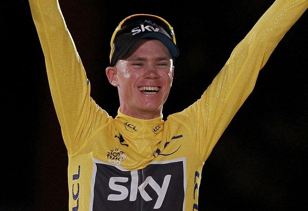 Britský cyklista Christopher Froome slaví v Paříži vítězství v Tour de France.
