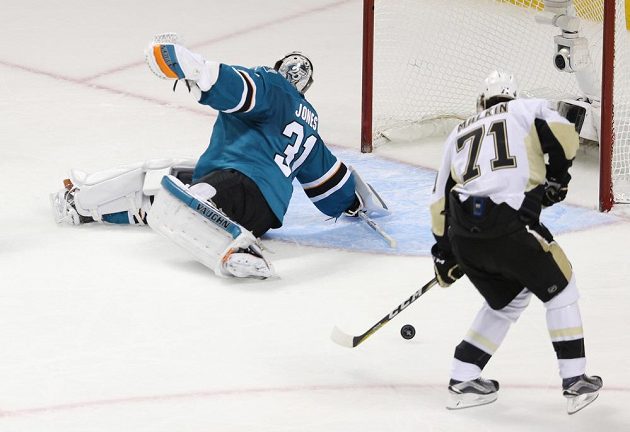 Jevgenij Malkin (71) před odkrytou brankou gólmana San Jose Martina Jonese (31) v šestém finále Stanley Cupu.