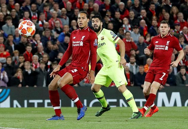 Barcelonský Luis Suárez mezi Virgilem van Dijkem a Jamesem Milnerem z Liverpoolu.