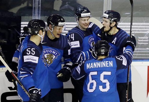 Finská hokejová hvězda Kaapo Kakko slaví se spoluhráč gól na mistrovství světa.