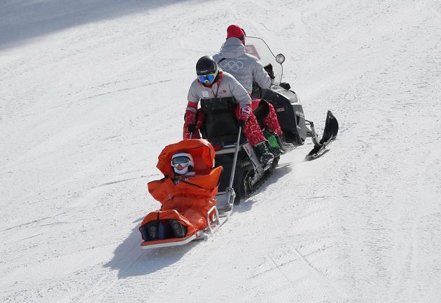 Česká snowboardkrosařka Vendula Hopjáková skončila po pádu ve 2. kvalifikační jízdě v péči lékařů.
