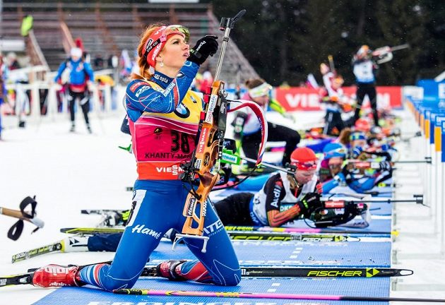 Gabriela Soukalová při střelbě během sprintu ve finále SP v Chanty-Mansijsku.