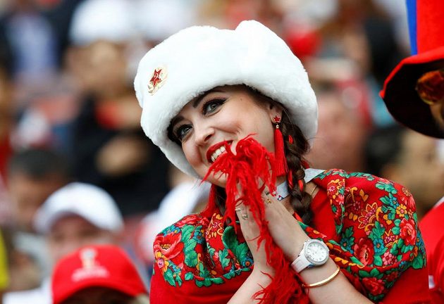 Ruské fanynky dorazily na úvodní zápas MS i v tradičních beranicích se sovětskou symbolikou.