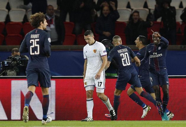 Fotbalisté Paris Saint Germain se radují z gólu. Druhý zleva smutný obránce Basileje Marek Suchý.
