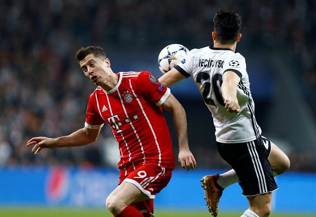 Útočník Bayernu Robert Lewandowski (vlevo) a Necip Uysal z Besiktase v odvetě osmifinále Ligy mistrů.