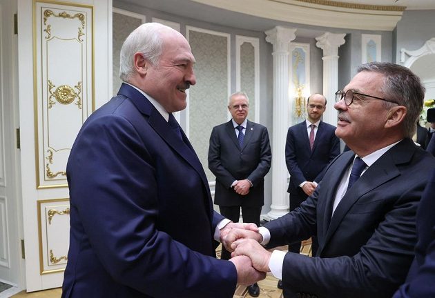 Běloruský prezident Alexandr Lukašenko vítá v Minsku šéfa IIHF Reného Fasela.
