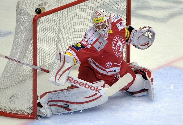 Třinecký brankář Šimon Hrubec zasahuje v utkání 28. kola Tipsport extraligy proti Olomouci.