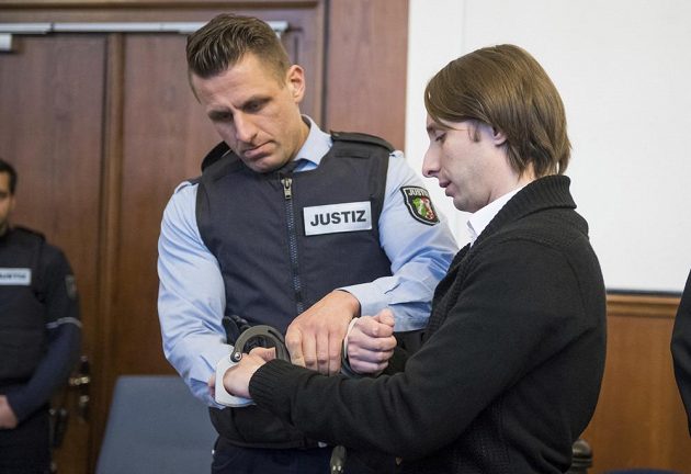 Muž obžalovaný z loňského bombového útoku na fotbalisty Borussie Dortmund se u soudu k činu přiznal. Popírá ale, že by chtěl zabíjet, z čehož ho viní obžaloba. Němci ruského původu, jehož cílem bylo zřejmě na útoku vydělat peníze, hrozí doživotní vězení.