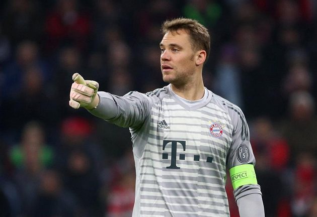 Gólman Bayernu Manuel Neuer gestikuluje během utkání Ligy mistrů.