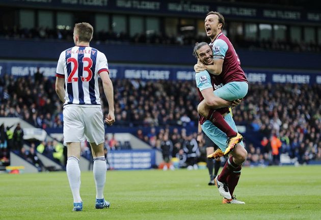 Mark Noble a Andy Carroll oslavují třetí branku během utkání West Bromwiche s West Hamem.