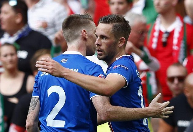 Gylfi Sigurdsson (vpravo) jásá poté, co poslal Islanďany do vedení proměněnou penaltou. Na snímku s ním je Birkir Saevarsson.
