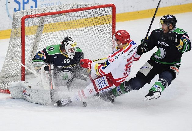 Brankář Boleslavi Martin Růžička za pomoci obránce Václava Kočího řeší atak útočníka Třince Radima Matuše.