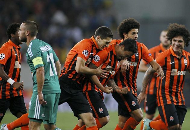 Marlos (třetí zprava) ze Šachtaru Doněck slaví vstřelený gól v odvetě 4. předkola LM proti Rapidu Vídeň.