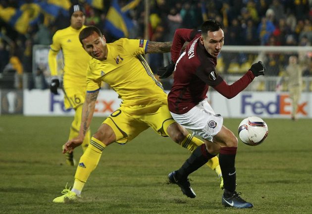 Sparťan Vjačeslav Karavajev (vpravo) bojuje s Fjodorem Kudrjašovem z Rostova.