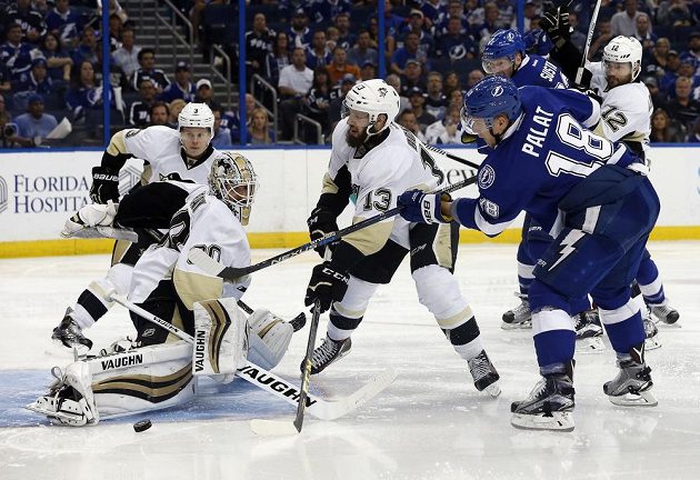 Útočník tampy Ondrej Palát (18) se snaží překonat gólmana Pittsburghu Matta Murrayho v šestém duelu semifinále NHL.