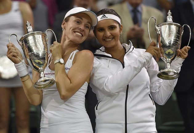 Martina Hingisová (vlevo) a Sania Mirzaová slaví wimbledonský triumf ve čtyřhře.