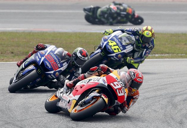 Španělský jezdec Marc Márquez (93) před Jorgem Lorenzem (99) a Valentinem Rossim (46) při Velké ceně Malajsie.