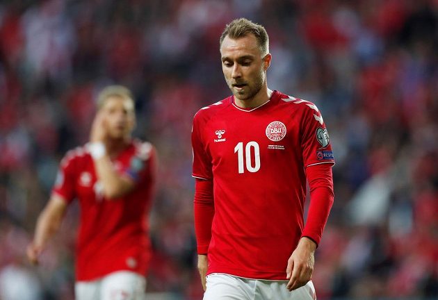 Dánský fotbalový reprezentant Christian Eriksen kráčí po trávníku během utkání kvalifikace o postup na EURO 2020 s Irskem. Action Images via Reuters/Lee Smith