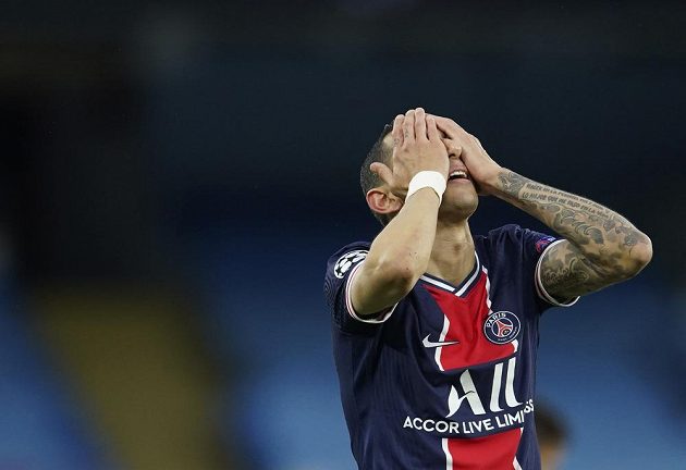 Ángel Di María z PSG se chytá za hlavu poté, co promarnil dobrou střeleckou příležitost.