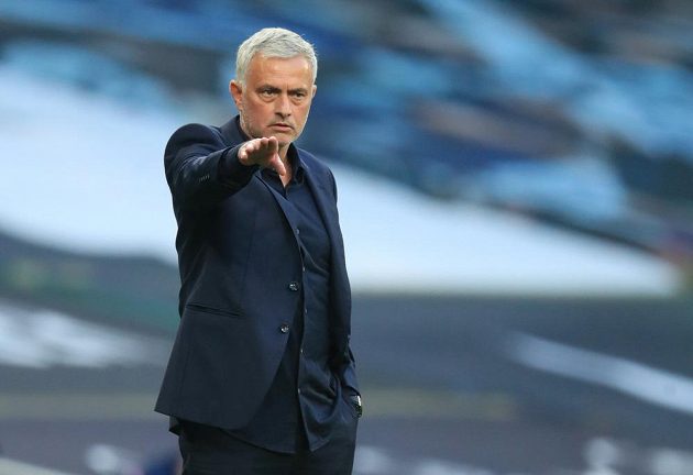 Trenér fotbalistů Tottenhamu José Mourinho nebyl spokojený s výkonem svých svěřenců, výhrady měl i k rozhodčím.