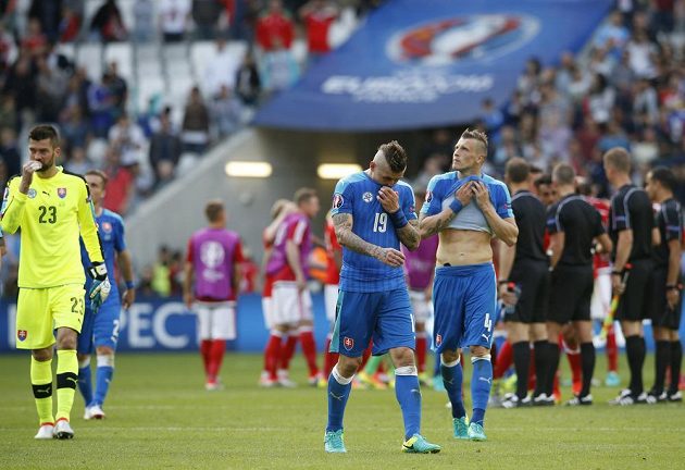 Zklamaní slovenští fotbalisté (zleva) Matúš Kozáčik, Juraj Kucka a Ján Ďurica po porážce s Walesem.