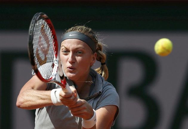 Česká tenisová jednička Petra Kvitová odvrací míček v duelu proti Kuzněcovové.
