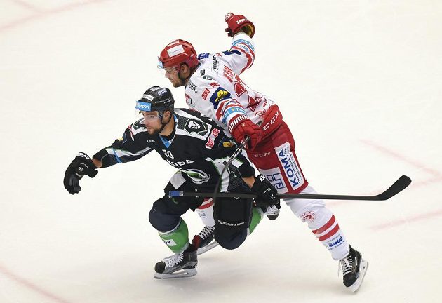 Dominik Pacovský (vlevo) z Mladé Boleslavi v souboji s třineckým zadákem Rostislavem Kleslou.