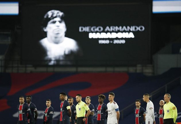 Před zápasem francouzské ligy mezi Paris St Germain a Bordeaux se vzpomínalo na zesnulou legendu Diega Maradonu.