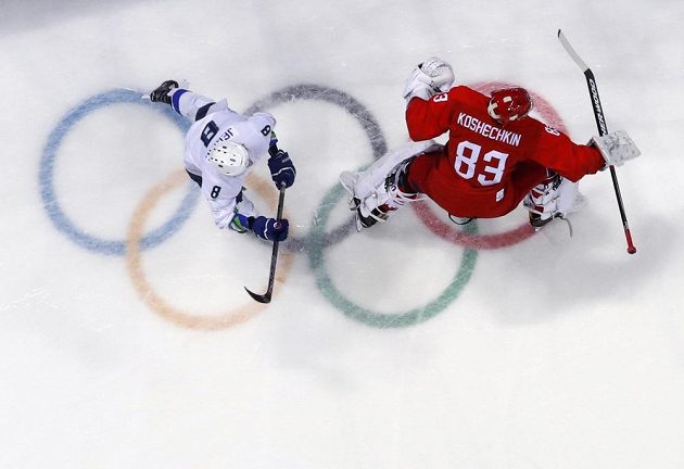 Slovenský hokejista Žiga Jeglič před brankářem Vasilijem Košečkinem během utkání olympijského turnaje.