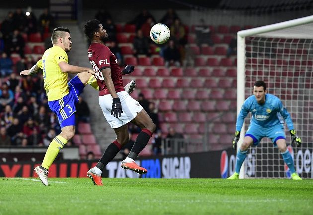Zleva Petr Buchta ze Zlína, Benjamin Tetteh ze Sparty a brankář Matej Rakovan ze Zlína.