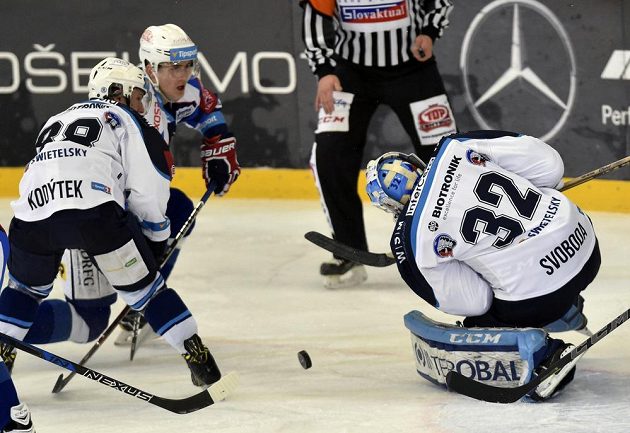 Plzeňský hokejista Petr Kodýtek přišel pozdě se svou snahou zastavit zakončujícího Martina Nečase z Brna. Zasáhnout se chystá plzeňský brankář Miroslav Svoboda.